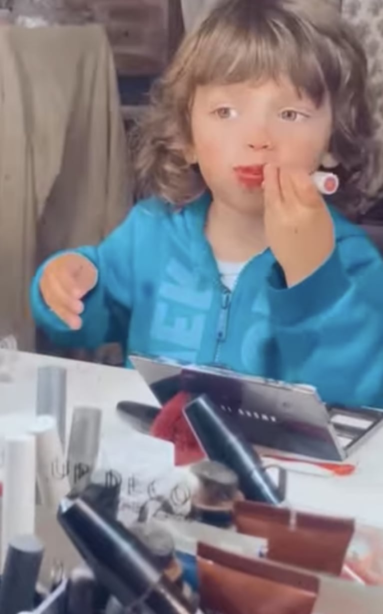 Flor Peña posteó fotos de su hijo Felipe maquillándose con labial rojo: "Lo que aprendió en su curso de make up"