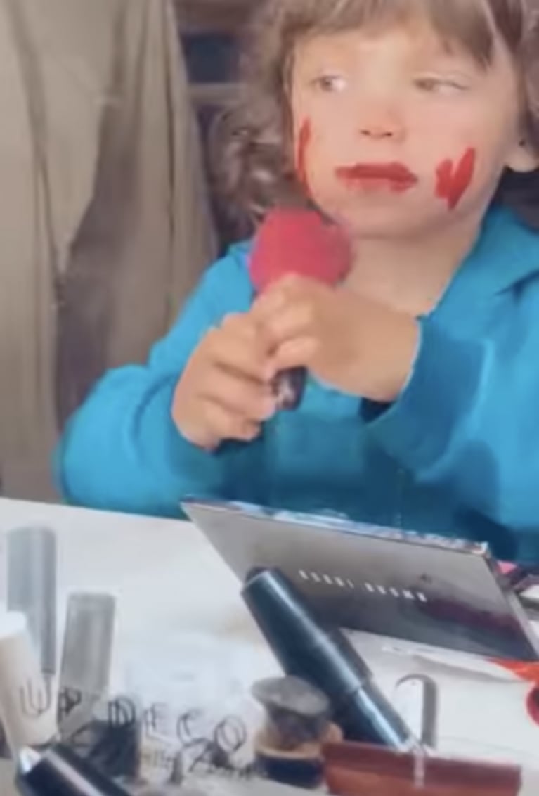 Flor Peña posteó fotos de su hijo Felipe maquillándose con labial rojo: "Lo que aprendió en su curso de make up"