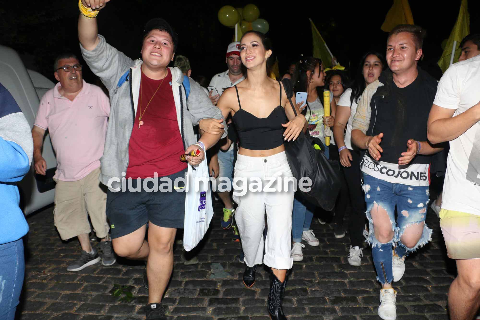 Flor Vigna, con sus fans tras perder la final del Súper Bailando 2019 (Foto: Movilpress)