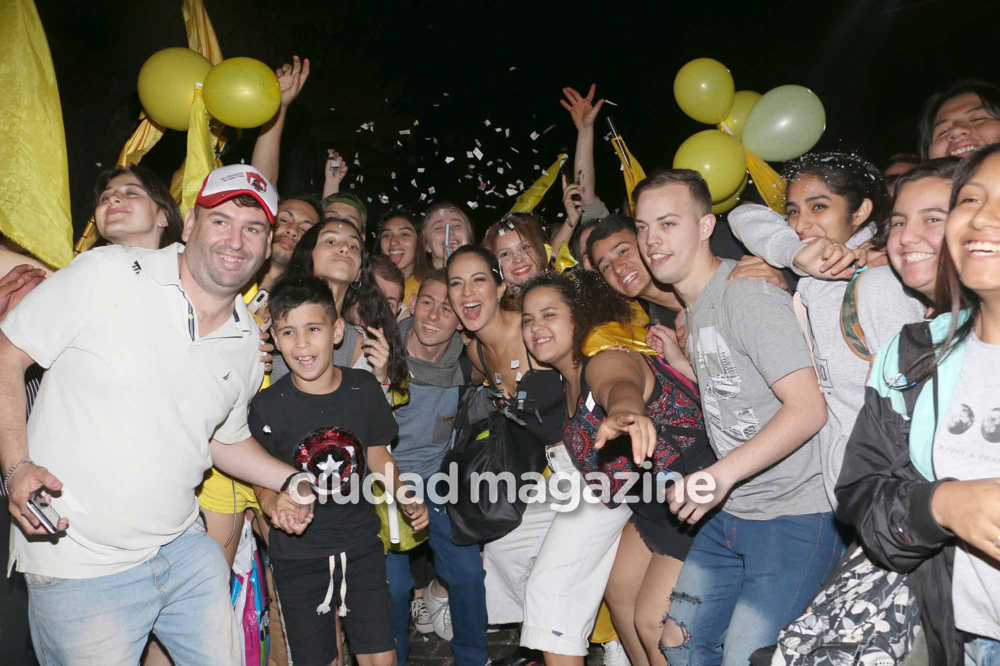 Flor Vigna, con sus fans tras perder la final del Súper Bailando 2019 (Foto: Movilpress)