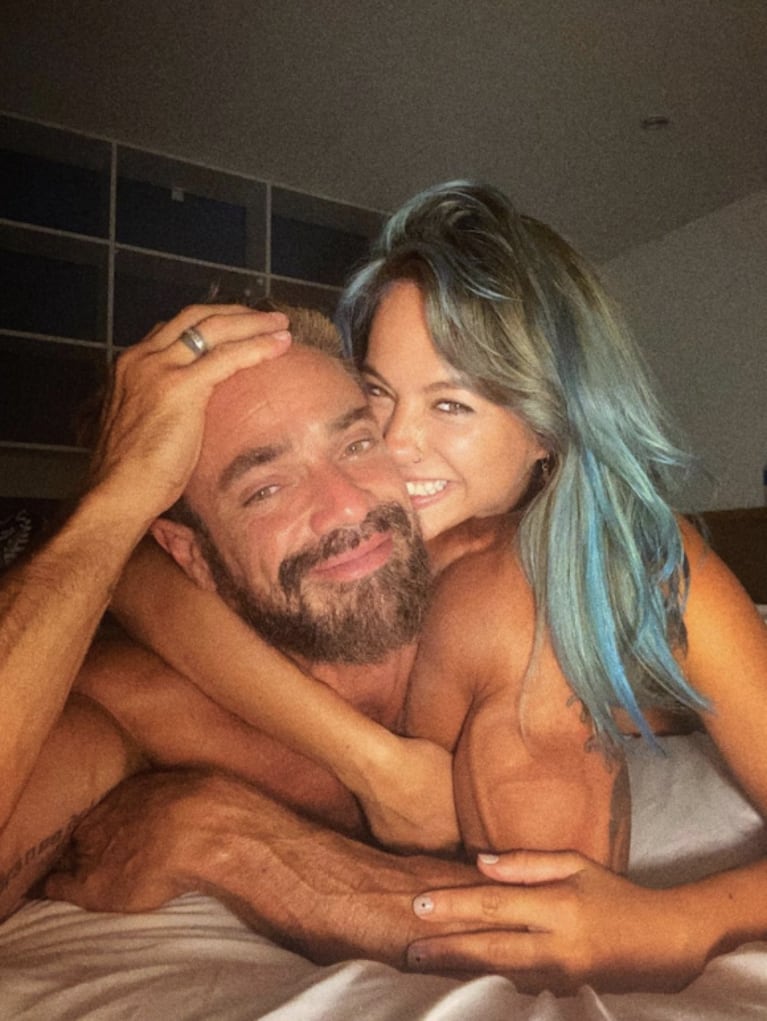 Flor Vigna posteó una foto en la cama con Luciano Castro y Sabrina Rojas reaccionó: la ex del actor le puso like