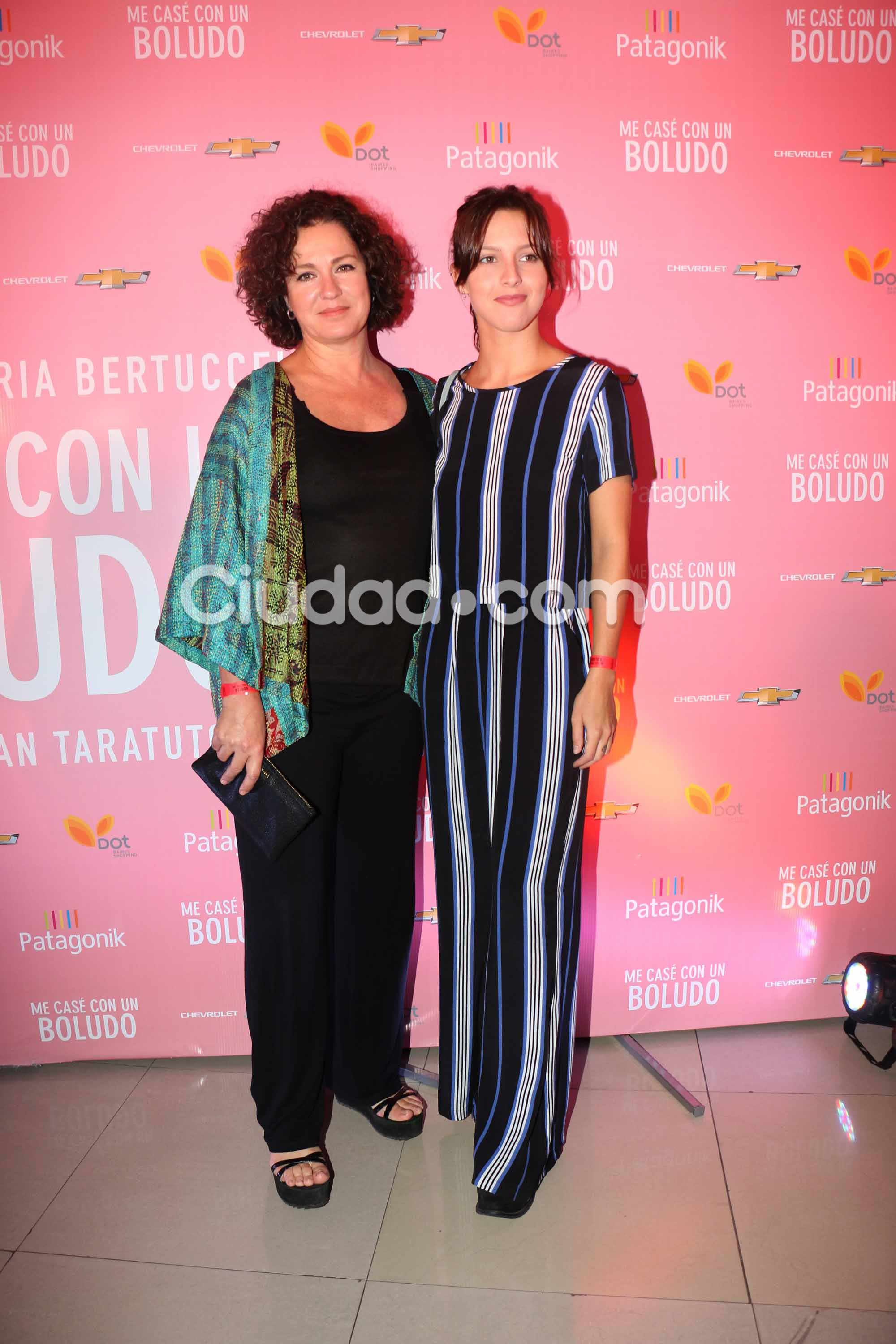 Florencia Bas y su hija Clara Darín, muy elegantes. Foto: Movilpress-Ciudad.com.