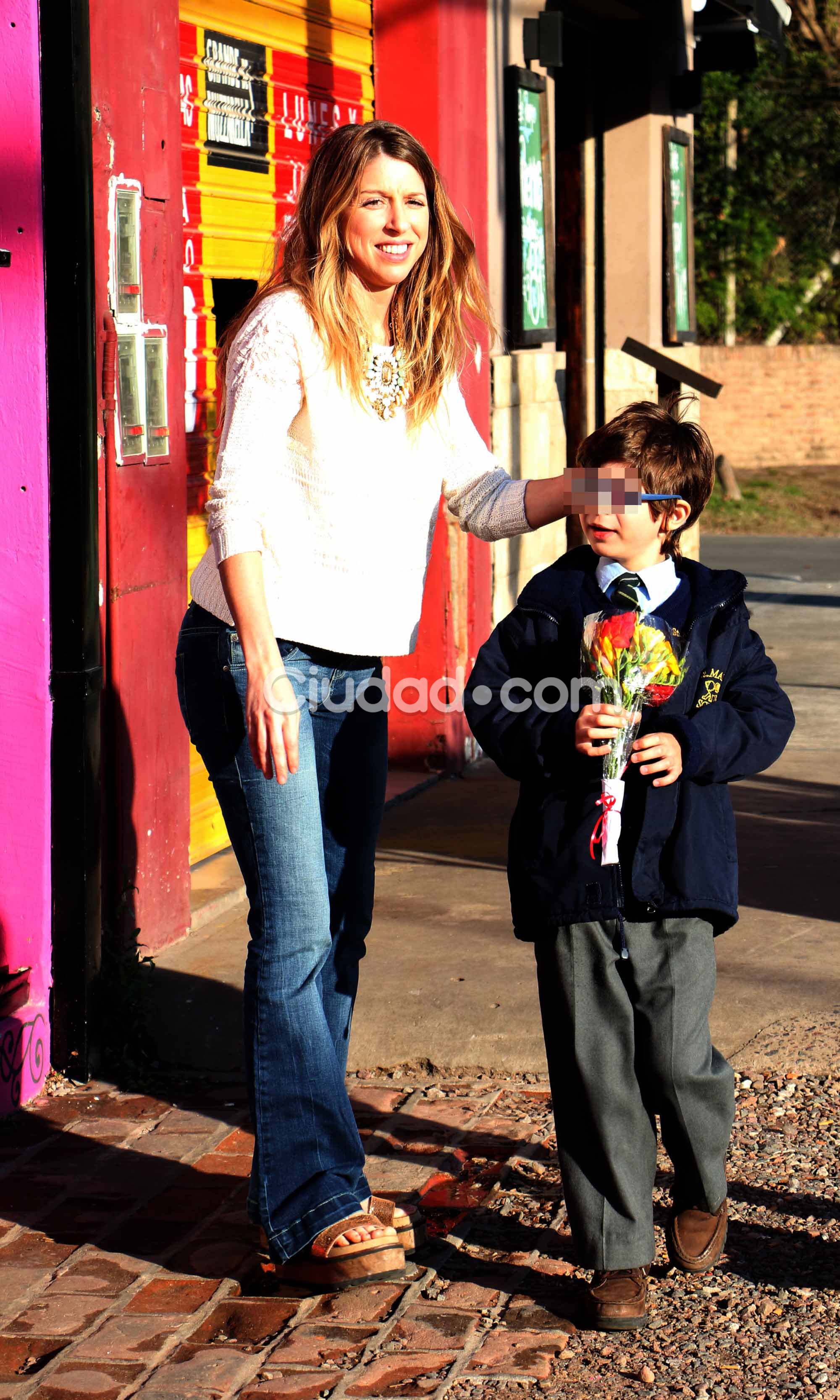 Florencia Bertotti con su hijo Romeo en su local. (Fotos: Movilpress-Ciudad.com)