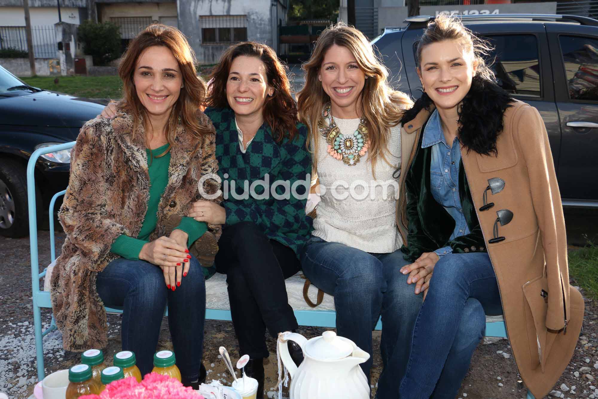 Florencia Bertotti con Verónica Lozano y Pía Slapka en su local. (Fotos: Movilpress-Ciudad.com)