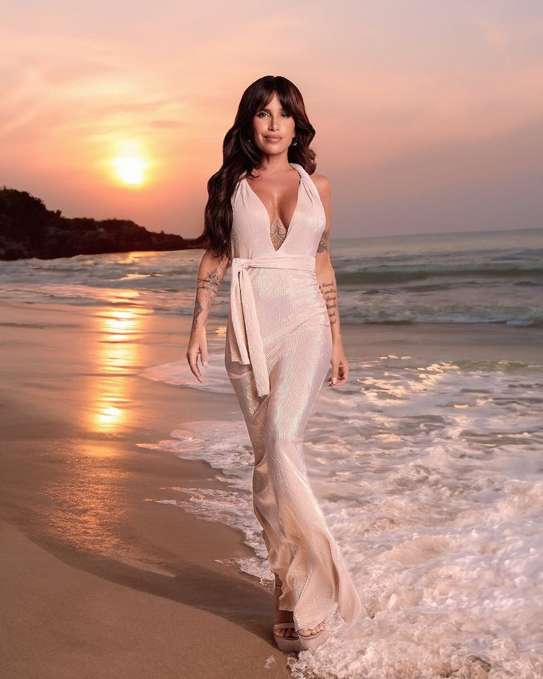 Florencia Peña posó en la playa con un vestido de gala. (Foto: Instagram/@flor_de_p)