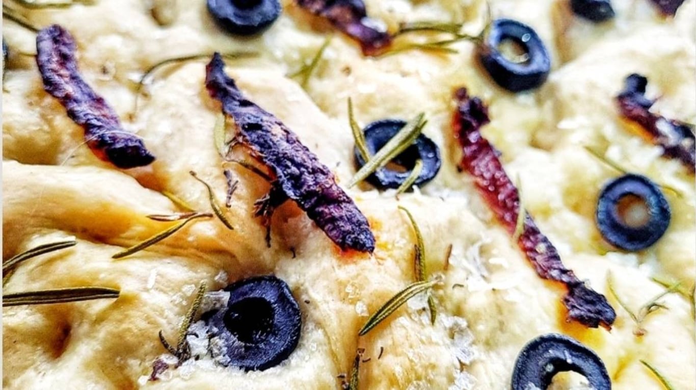 Focaccia bianca con romero y aceitunas negras: un clásico italiano fácil de hacer en casa