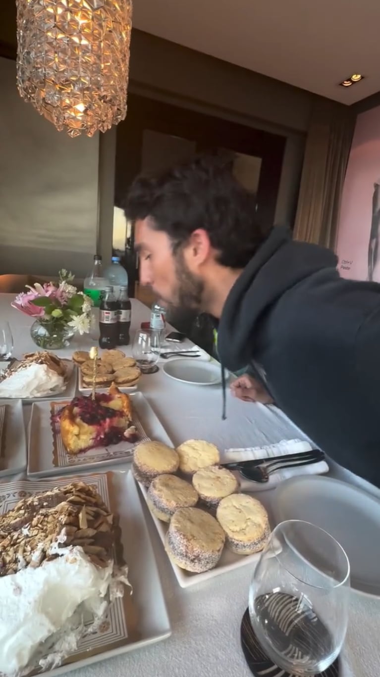 Fran sopló las velitas en familia. Foto: IG |marcelotinelli