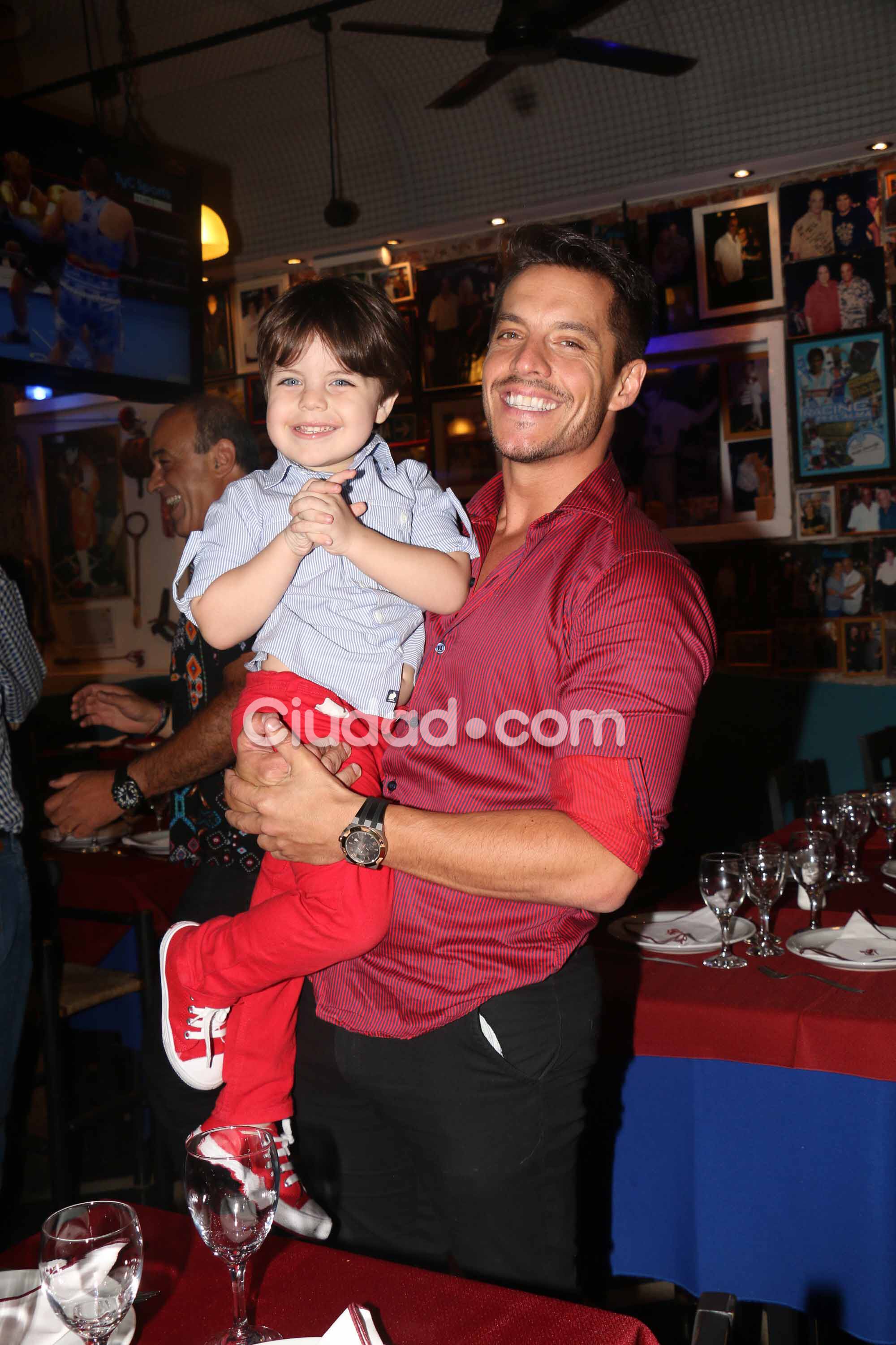 Francisco Delgado y su hijo Ian en el festejo post debut. (Foto: Movilpress-Ciudad.com)