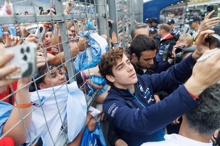 Franco Colapinto junto a los hinchas argentinos en el Gran Premio de Brasil de la Fórmula 1. (Foto: EFE)