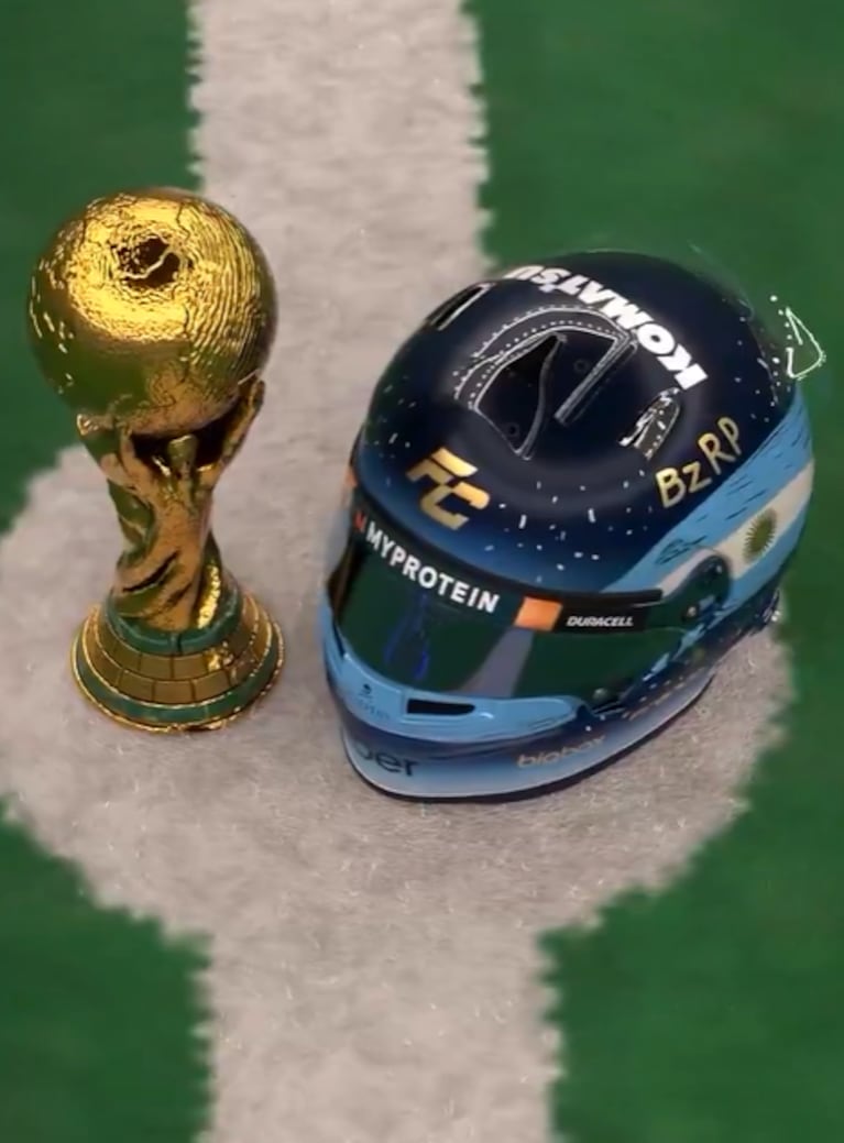 Franco presentó un casco en honor a la Selección Argentina.