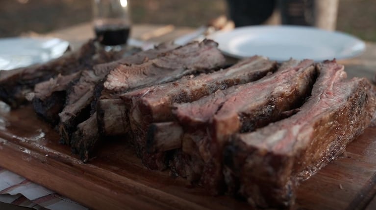 Fuego y tradición: así se prepara un costillar a la cruz con los  chinchulines, mollejas y vacío