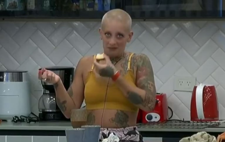 Furia, en la cocina, mientras les habla a las cámaras. (Foto: captura de Telefe)