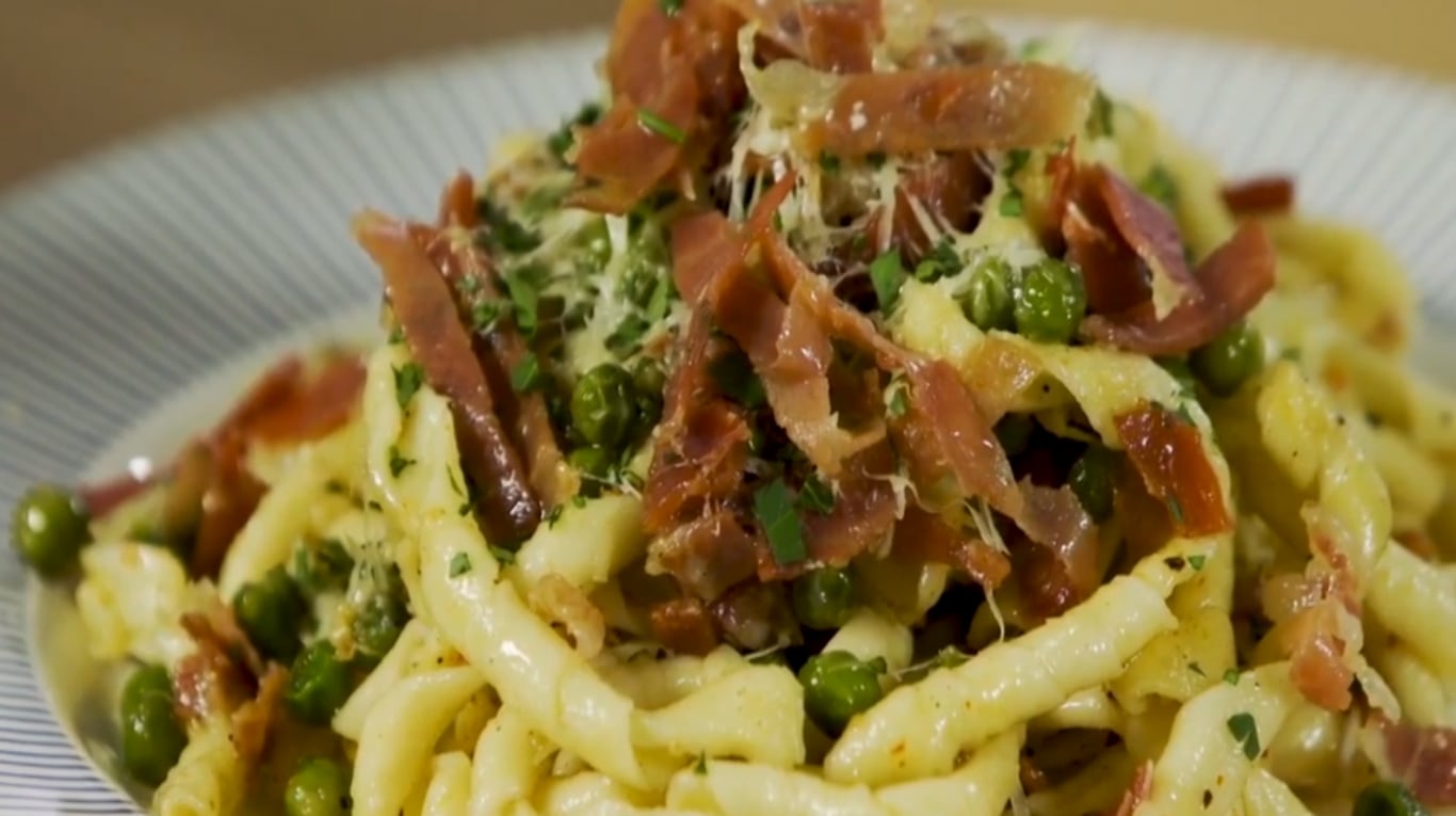 Fusilli con jamón crudo y arvejas: la receta que produce la mejor combinación. 