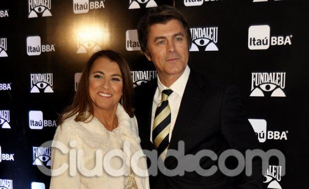 Gabriel Corrado, elegantísimo, con su mujer Constanza, muy bonita. (Foto: Jennifer Rubio-Ciudad.com)