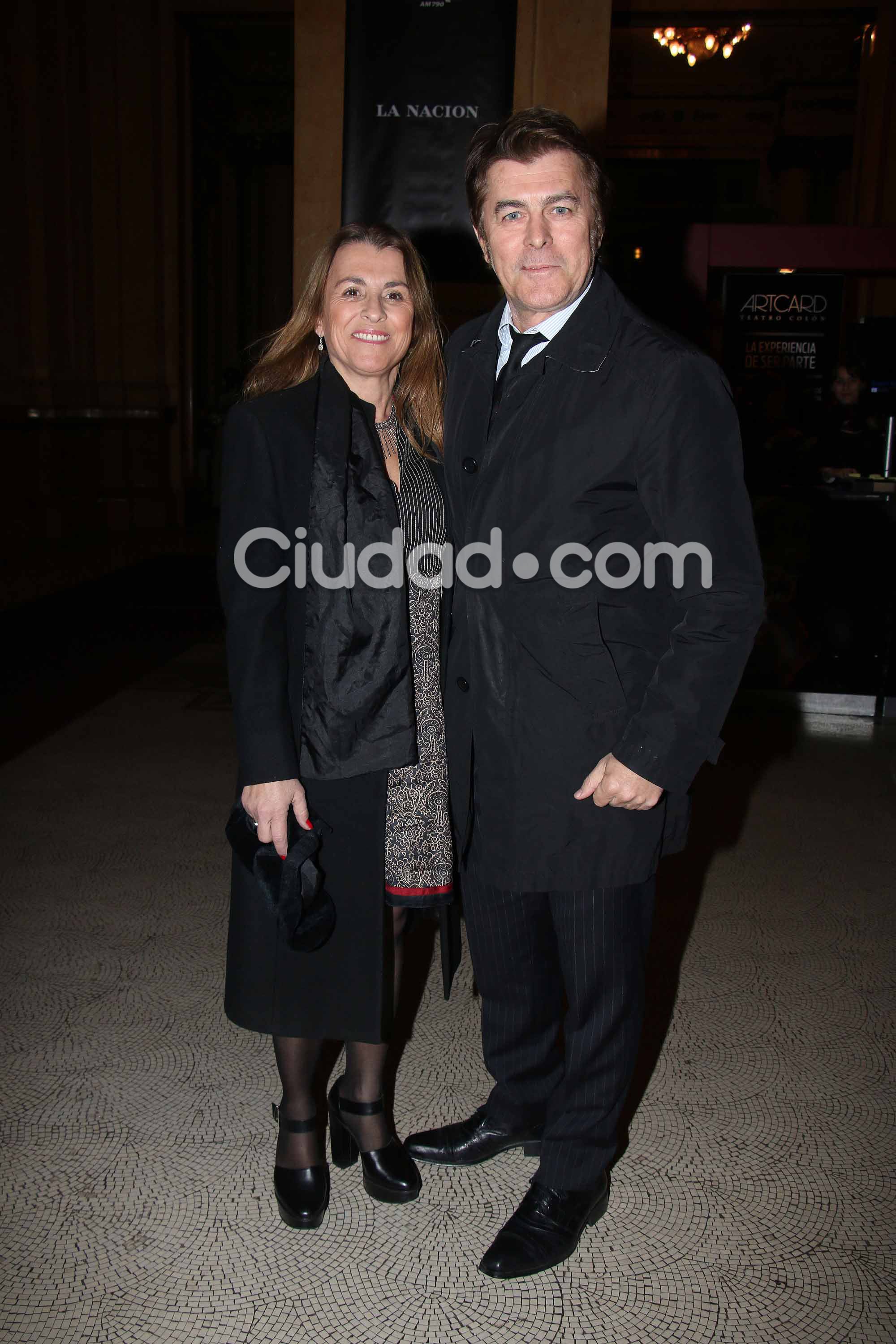 Gabriel Corrado y su esposa en la gala del Teatro Colón (Foto: Movil Press / Ciudad.com)