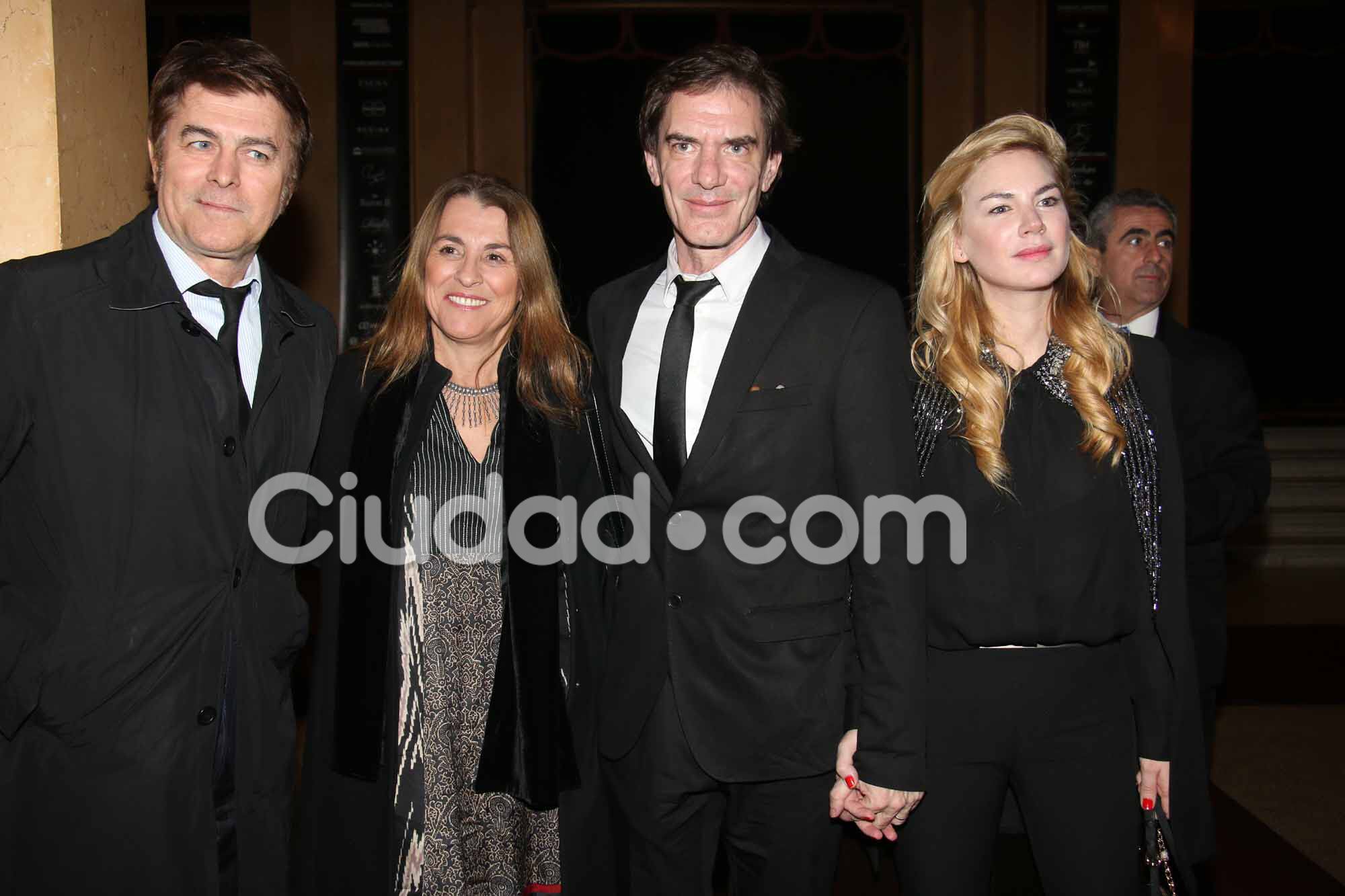 Gabriel Corrado y su esposa junto a Darío Loperfido y Esmeralda Mitre en la gala del Teatro Colón (Foto: Movil Press / Ciudad.com)