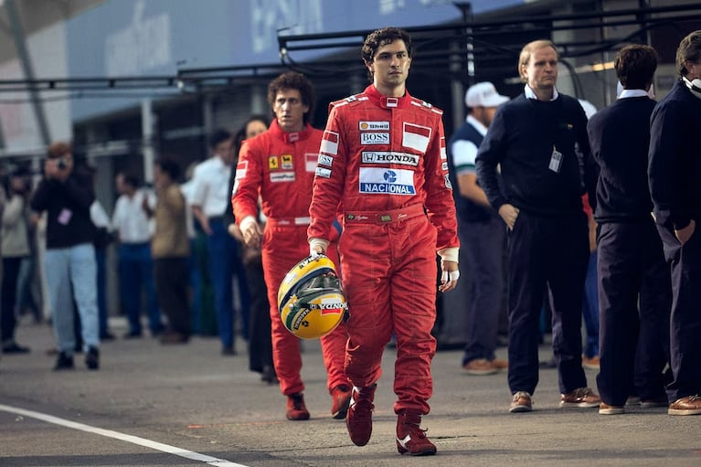 Gabriel Leone como Ayrton Senna en la nueva miniserie de Netflix.