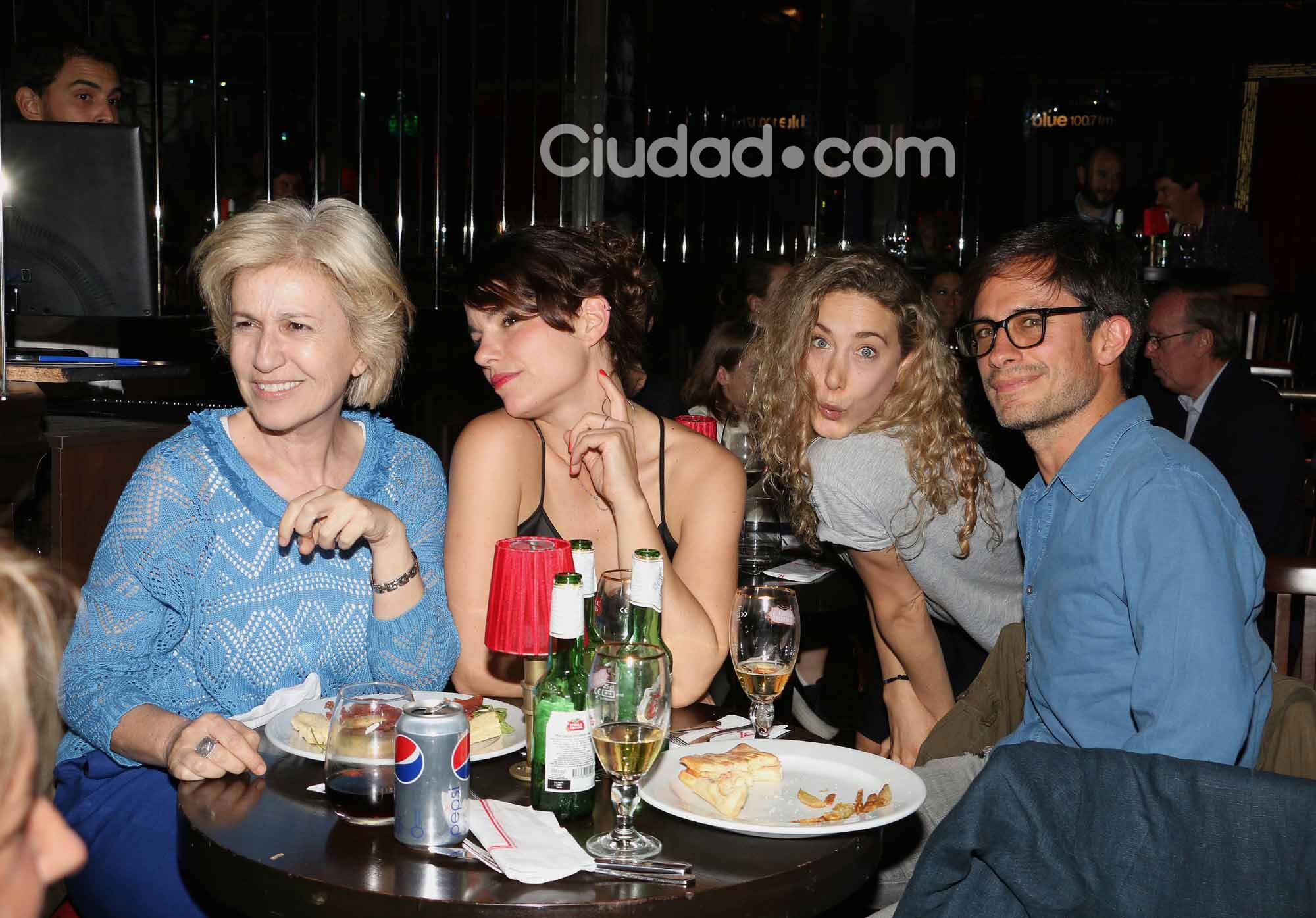 Gael, disfrutando el recital con Mercedes Morán, Anita Pauls y Marina Glezer (Fotos: Movilpress). 