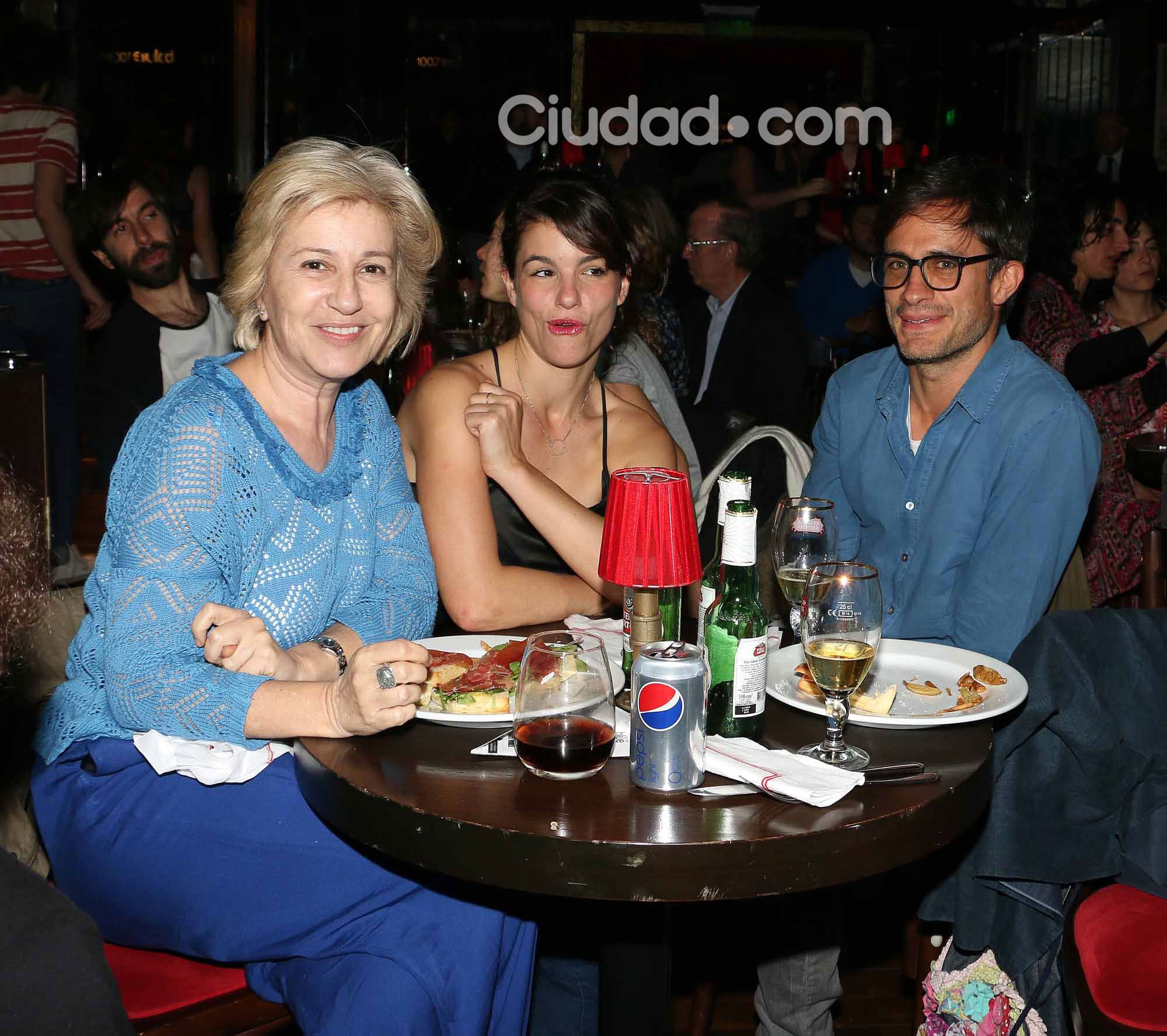 Gael, disfrutando el recital con Mercedes Morán y Marina Glezer (Fotos: Movilpress). 