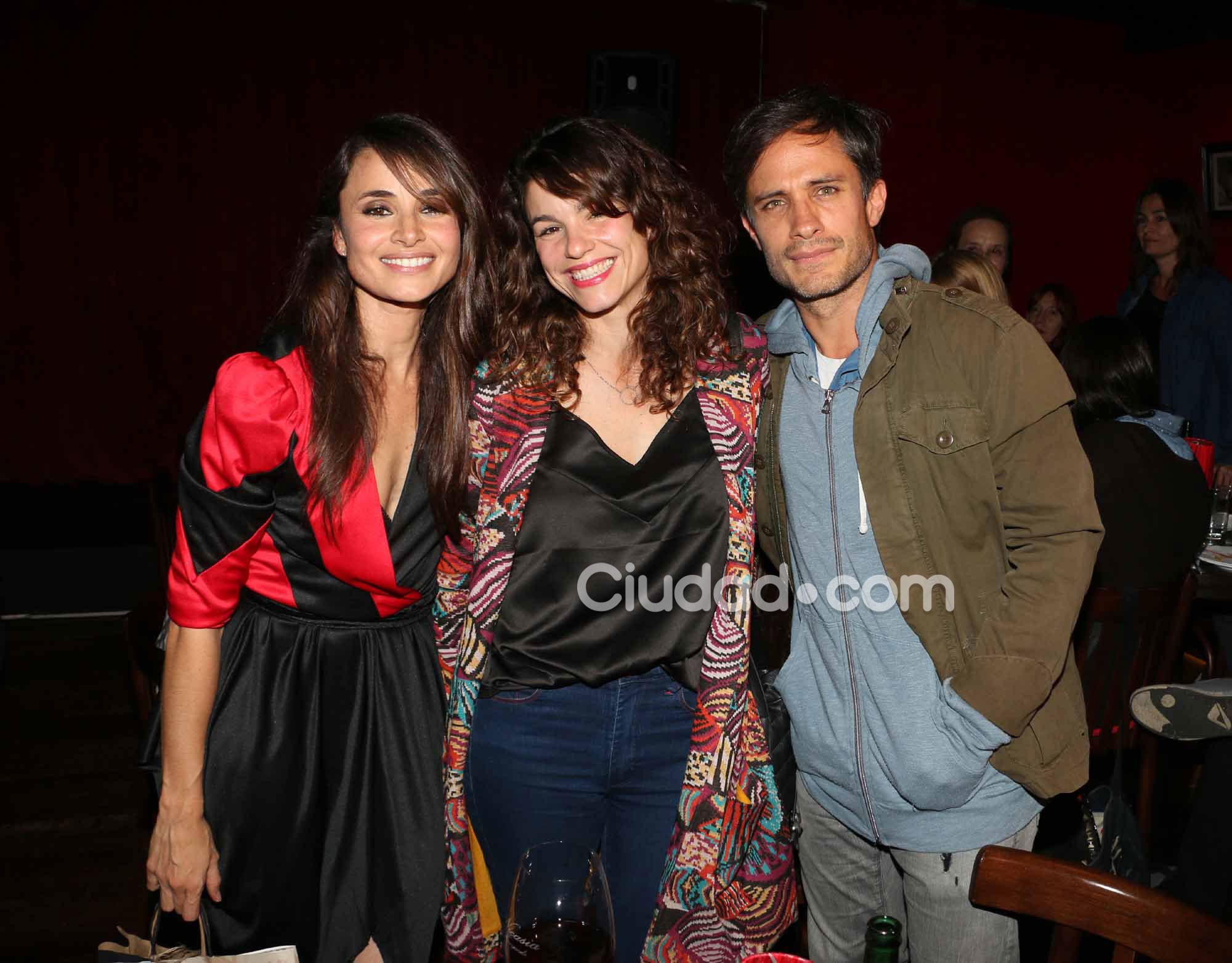 Gael García Bernal y Mia Maestro, juntos en el show de ella en San Telmo (Fotos: Movilpress). 