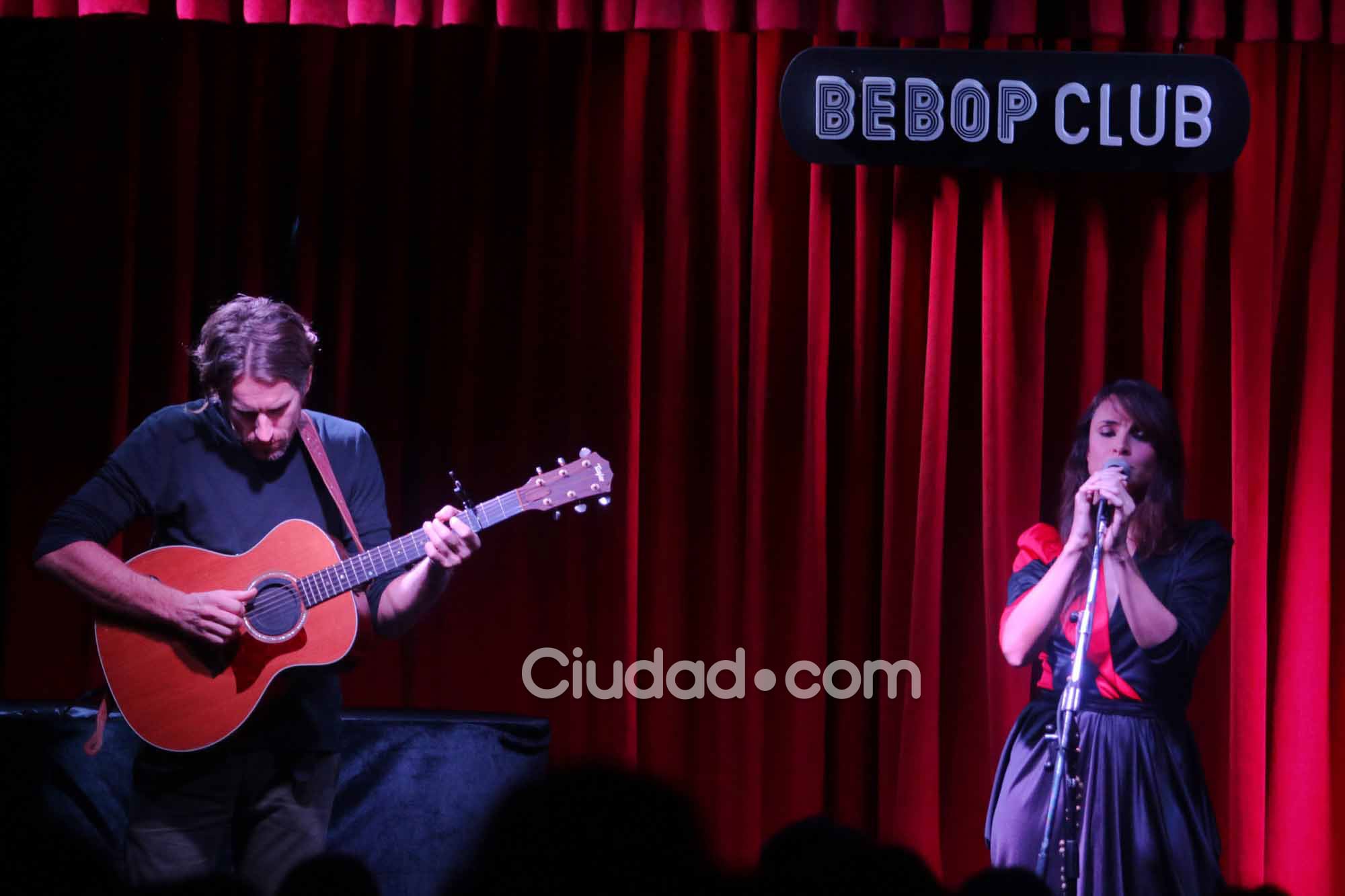 Gael García Bernal y Mia Maestro, juntos en el show de ella en San Telmo (Fotos: Movilpress). 