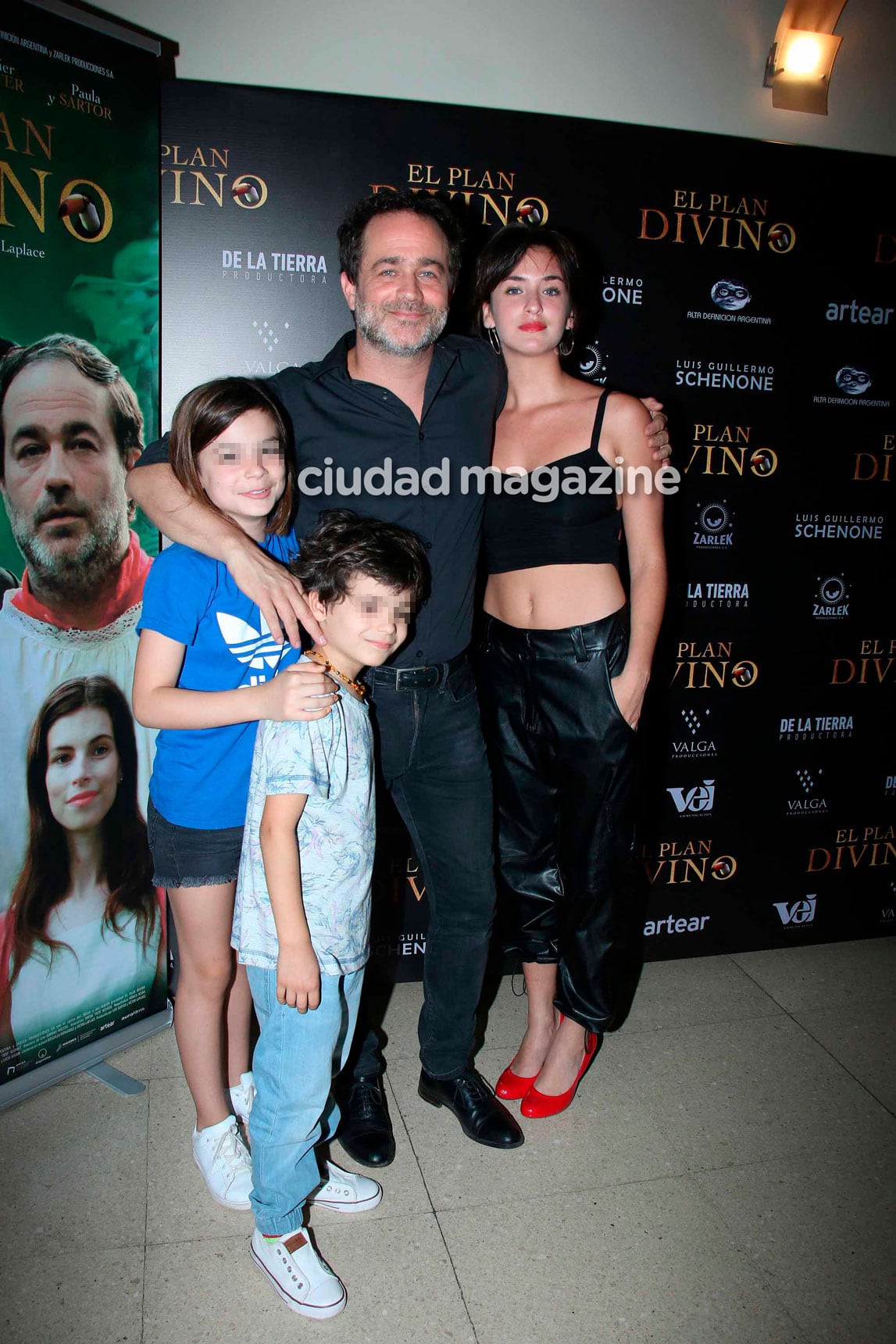 Gastón Pauls con sus hijos, Muna y Milo, y su novia Camila Canicoba Jaimes en la presentación de El plan divino. (Foto: Movilpress)