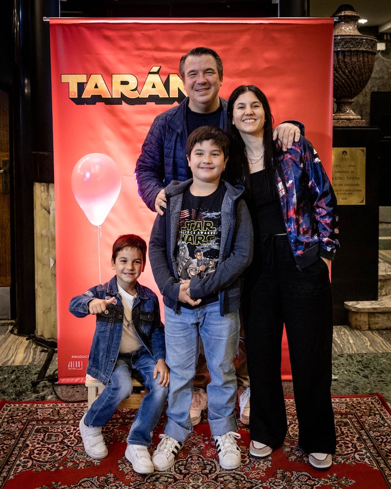 Gastón Recondo, Valeria Marcovecchio y dos de sus hijos.