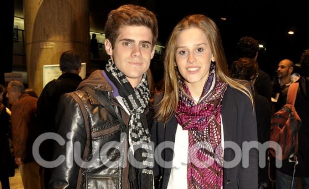 Gastón Soffriti, y su novia Belén, presentes en el Teatro San Martín (Foto: Jennifer Rubio). 