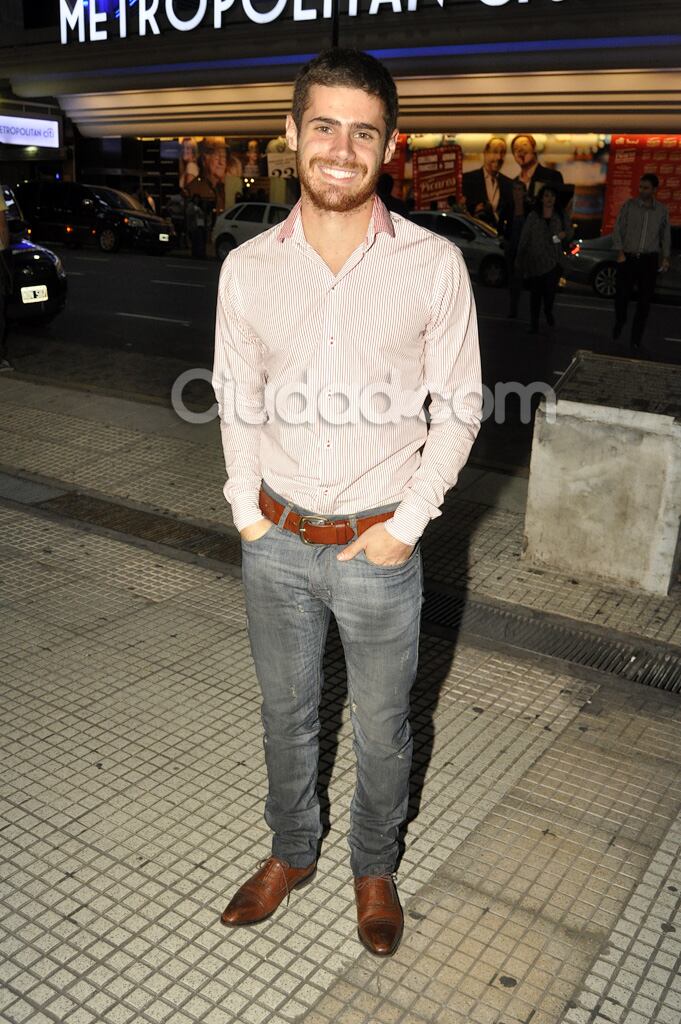 Gastón Soffritti, de camisa, jean y zapatos. ¡Muy bien! (Foto: Jennifer Rubio-Ciudad.com)