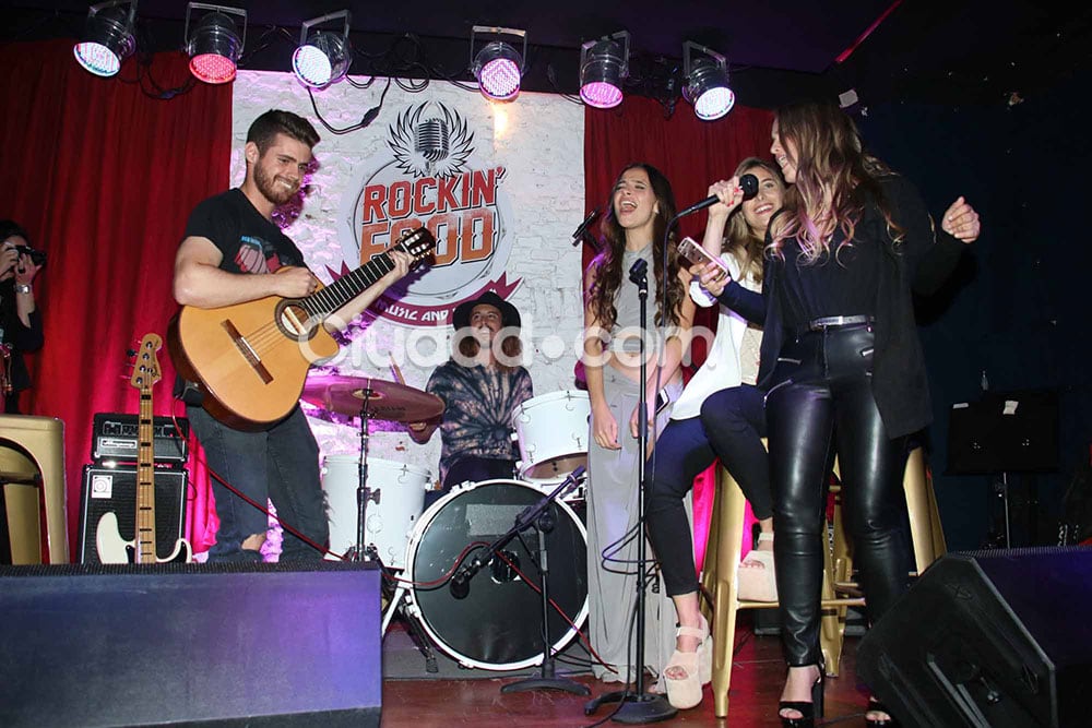 Gastón Soffritti y Brenda Asnicar tocaron y cantaron unos temas. Foto: Movilpress.