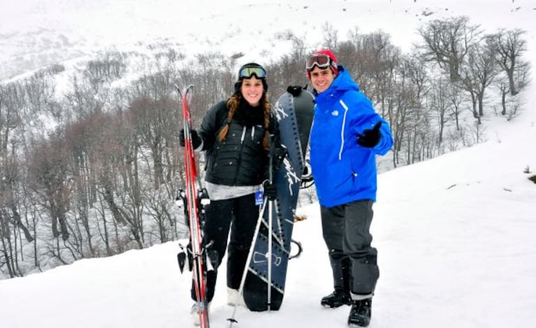 Gastón Soffritti y su novia, felices en el Cerro Catedral.