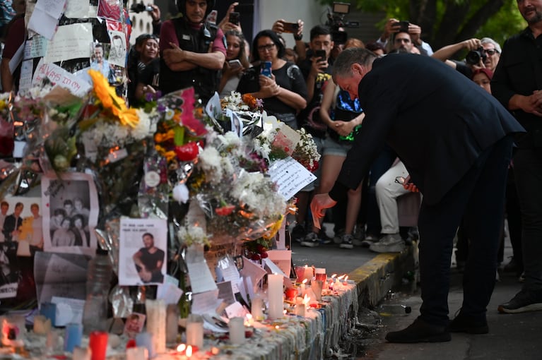 Geoff Payne, padre del exintegrante de One Direction, el cantante Liam Payne, visitó el altar improvisado fuera del hotel Casa Sur Hotel donde el artista pop británico murió al precipitarse desde un balcón, en Buenos Aires, Argentina, el viernes 18 de octubre de 2024. (AP Foto/Mario de Fina)