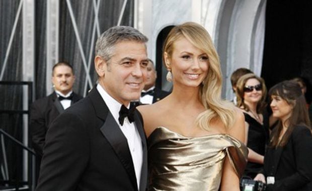 George Clooney y su bella novia Stacy Keibler en la alfombra roja (Foto: oscar.go.com)