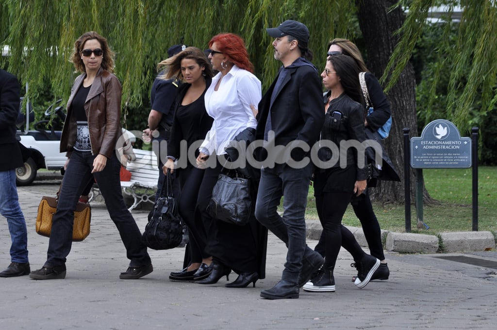 Georgina Barbarossa (de blanco), Esteban Prol (con gorra) y Julieta Bal (de negro con anteojos oscuros). (Foto: Jennifer Rubio - Ciudad.com) 