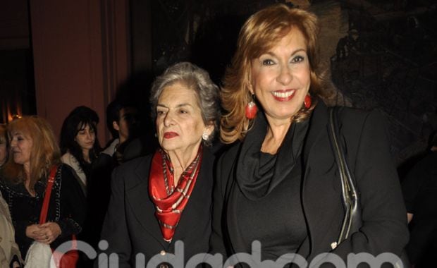 Georgina Barbarossa y su mamá, de rojo y negro. (Foto: Jennifer Rubio-Ciudad.com)