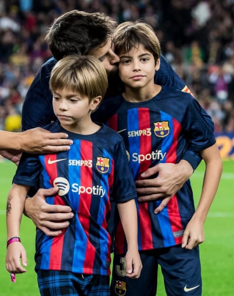 Gerard Piqué con Sasha y Milan el día que se retiró del fútbol.