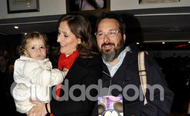 Gerardo Rozín y Carmela Bárbaro llevaron a su hija a Disney on Ice (Foto: Jennifer Rubio). 