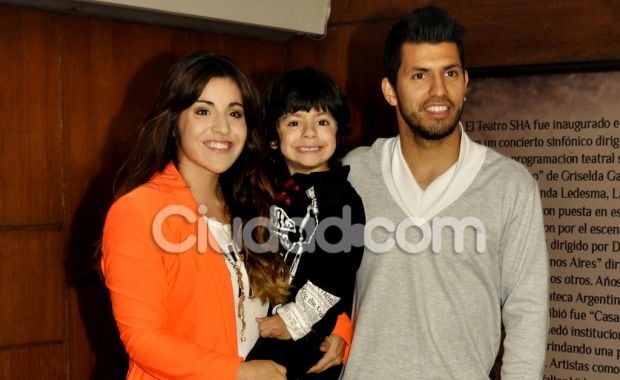 Gianina Maradona, el pequeño Benja y el Kun Agüero, en el estreno de Dalma (Foto: Jennifer Rubio). 