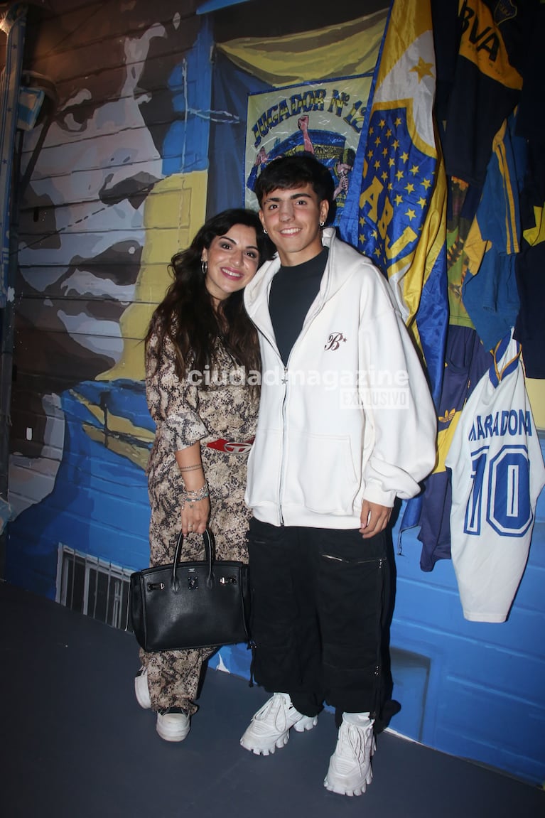 Gianinna y Benjamín  Agüero en la Expo Maradona "Diego Eterno" (Foto: Movilpress).