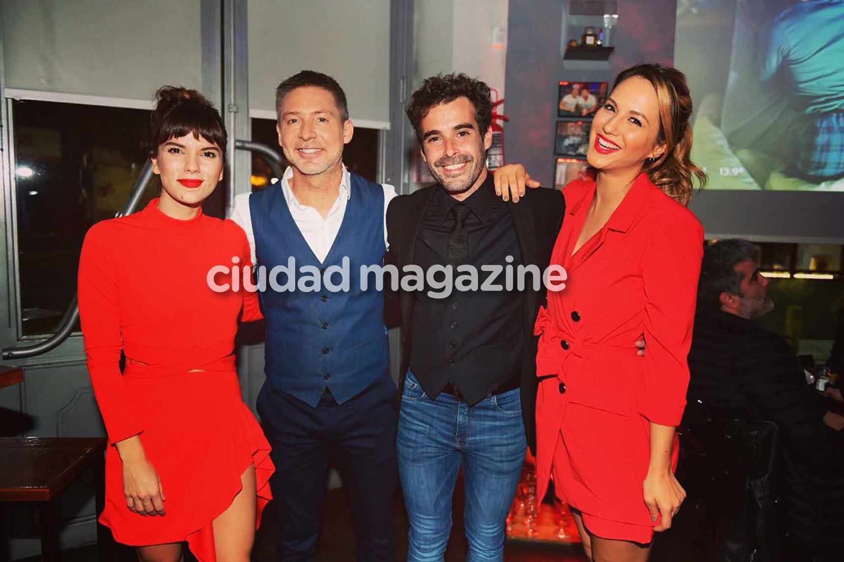 Gime Accardi, Adrián Suar, Nicolás Cabré y Flor Vigna se juntaron a ver el debut de Mi hermano es un clon. (Foto: Movilpress)