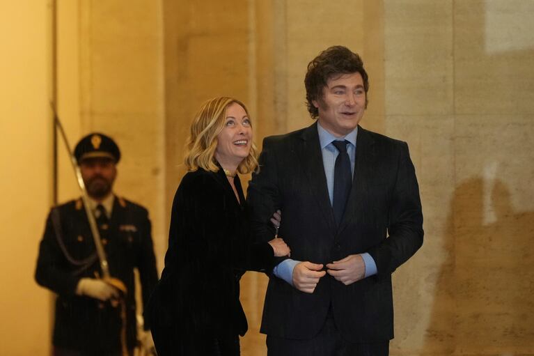 Giorgia Meloni y Javier Mieli en Italia. (Foto: AP)