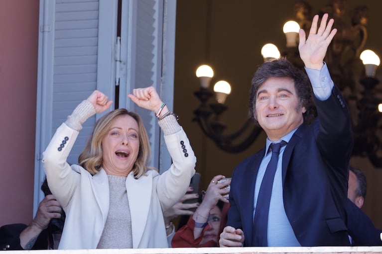 Giorgia Meloni y Javier Milei en el balcón de la Casa Rosada. (Foto: EFE)