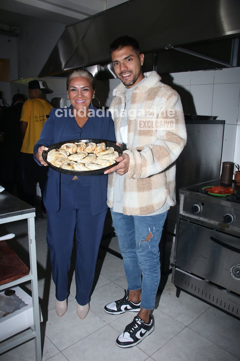 Gladys la Bomba Tucumana inauguró su local de empanadas junto a su hijo Tyago Griffo (Foto: Movilpress).