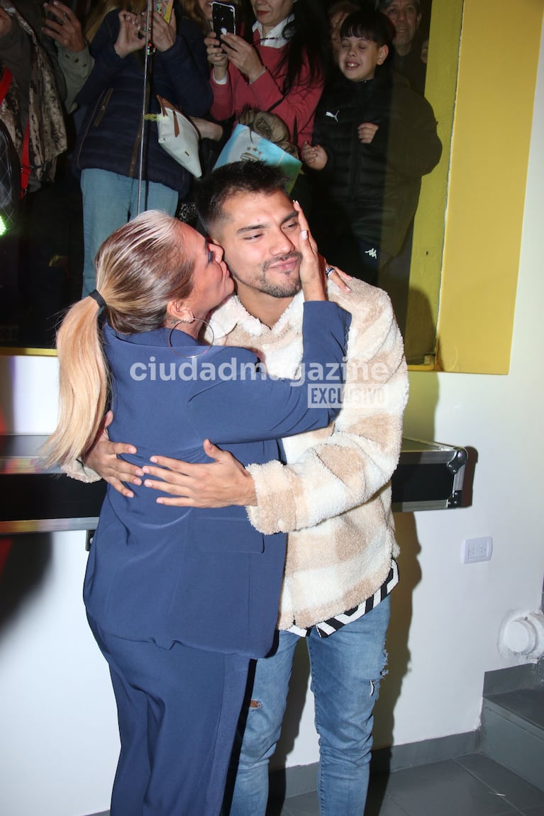 Gladys la Bomba Tucumana inauguró su local de empanadas junto a su hijo Tyago Griffo(Foto: Movilpress).