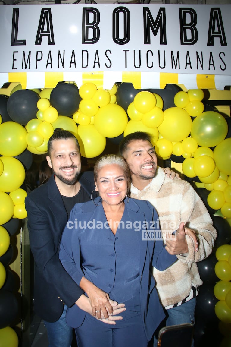 Gladys la Bomba Tucumana inauguró su local de empanadas junto a su pareja Luciano Ojeda y su hijo Tyago Griffo (Foto: Movilpress).