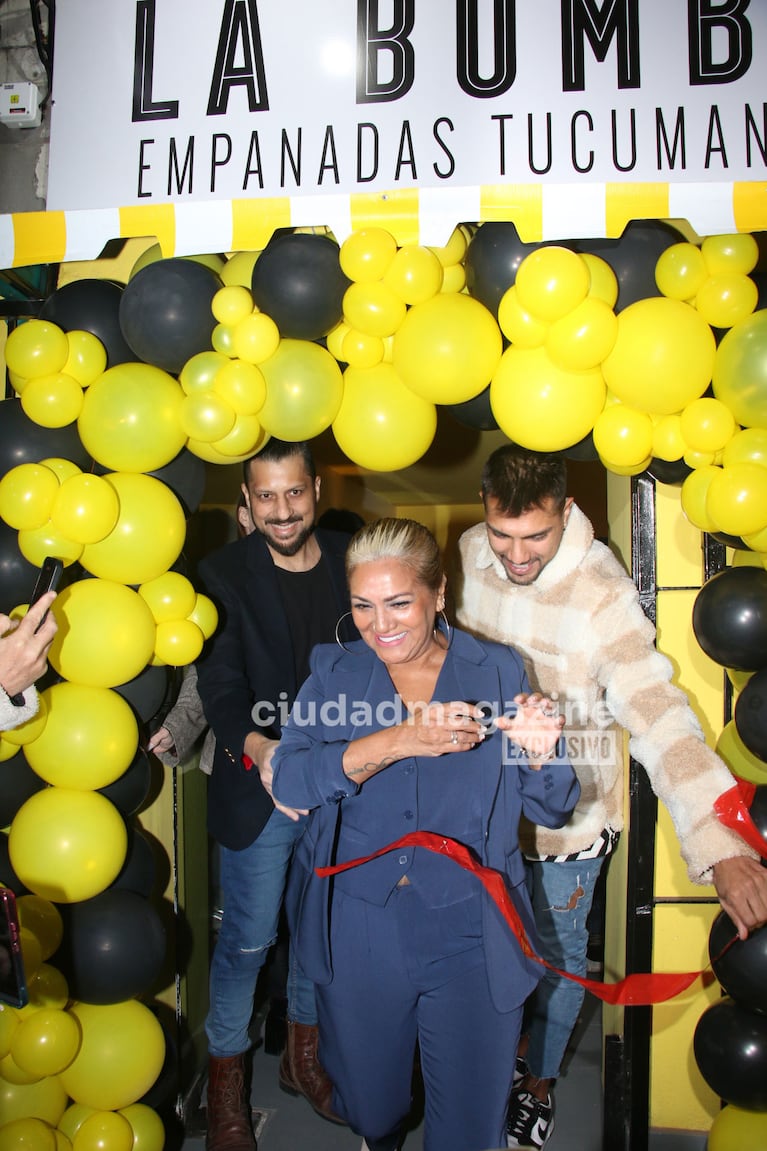 Gladys la Bomba Tucumana inauguró su local de empanadas junto a su pareja Luciano Ojeda y su hijo Tyago Griffo (Foto: Movilpress).