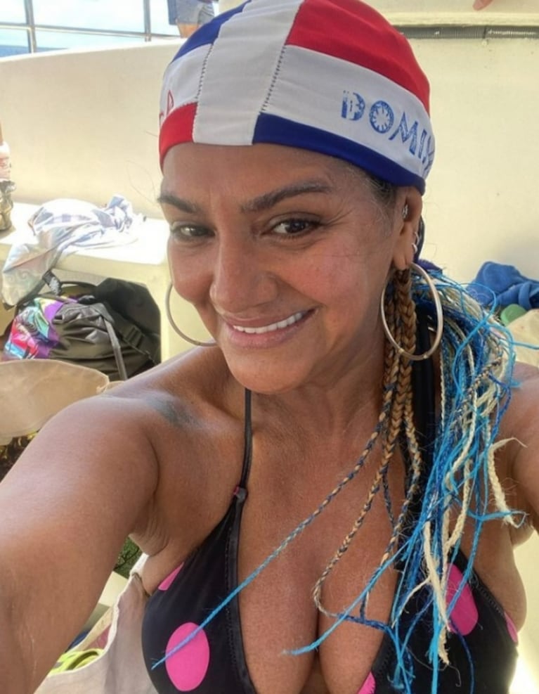 Gladys La Bomba Tucumana mostró su look de trencitas en bikini desde el Caribe