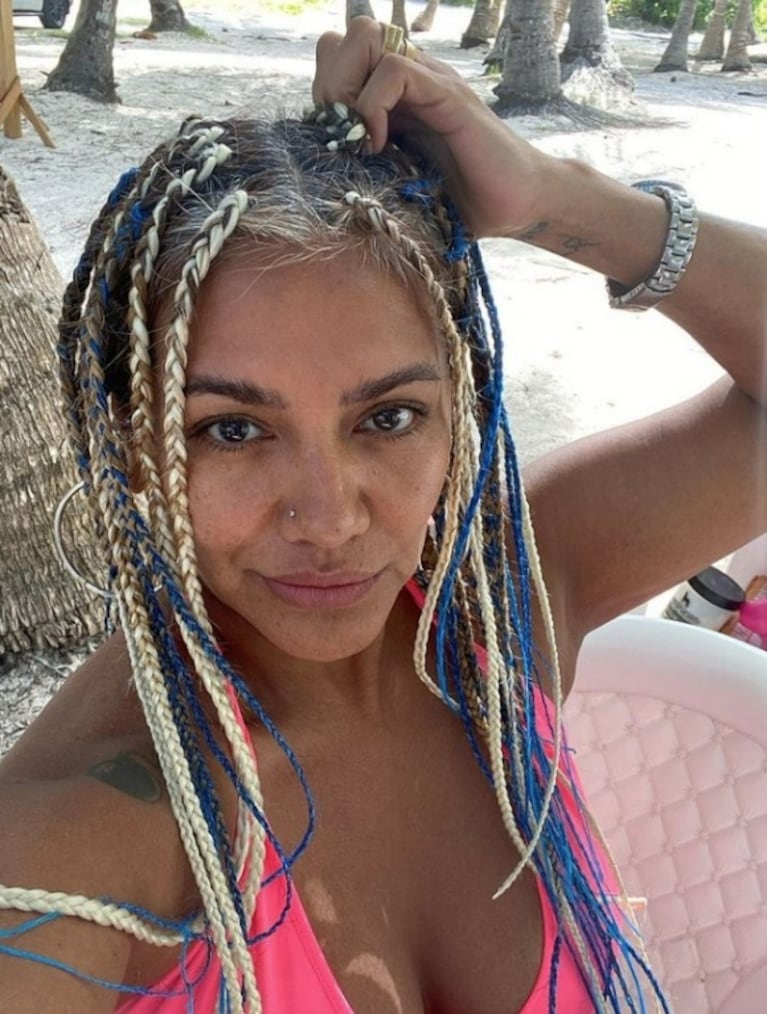 Gladys La Bomba Tucumana mostró su look de trencitas en bikini desde el Caribe