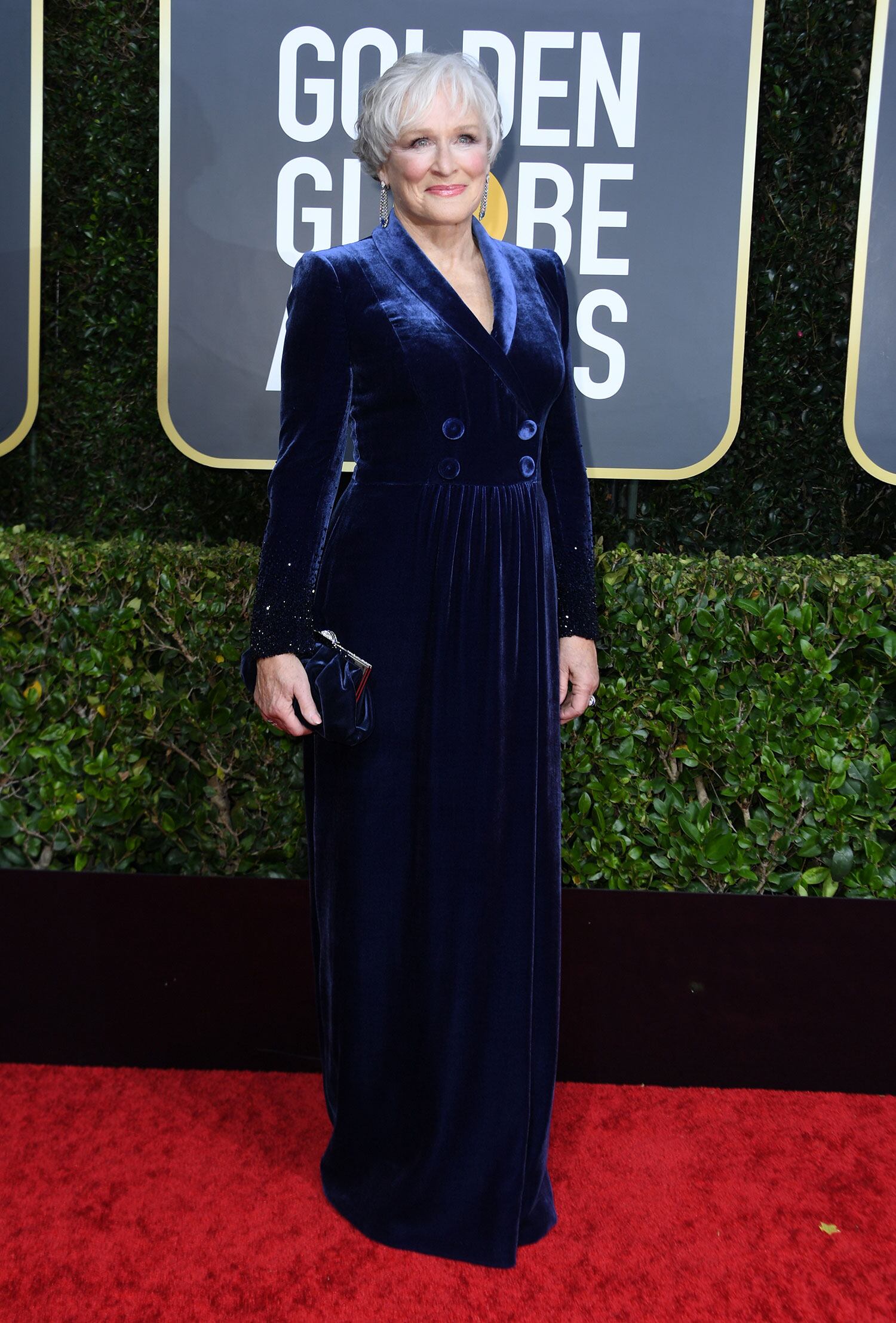 Glenn Close, muy elegante de azul en los Golden Globes (Fotos: AFP).