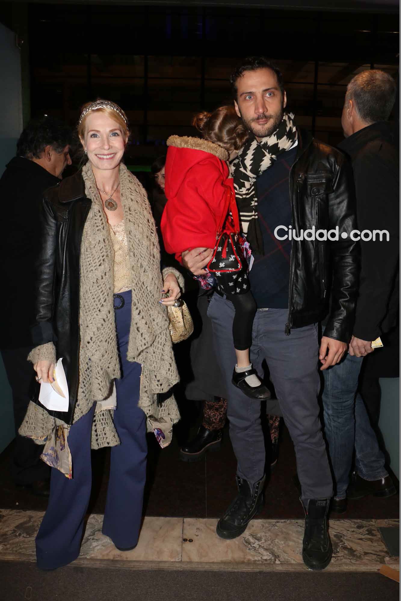 Gloria Carrá, Luciano Cáceres e hija, en el estreno de Esperanza Mía, el musical (Foto: Movilpress)